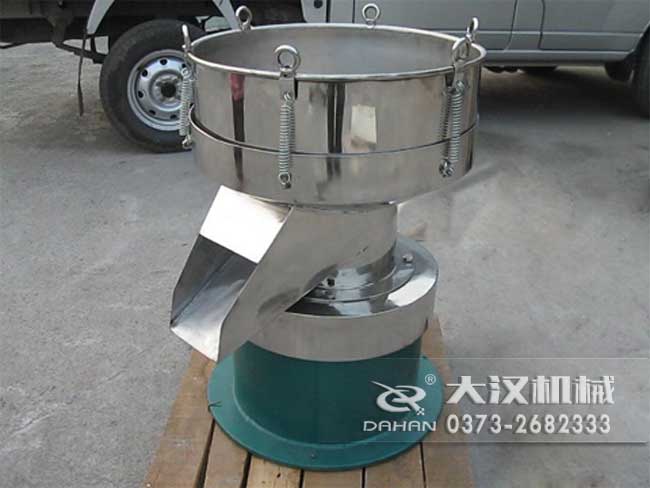 涂料振動(dòng)篩由：框體，振動(dòng)斗，出料口，振動(dòng)電機底座等部件組成